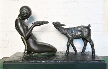Бронзовая антикварная скульптура Ар Деко Девушка с козленком Marcel Courbier